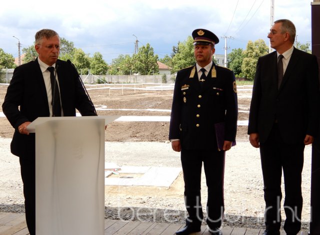 Börtönkórház alapkőletétele 16